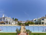 A sólo 100 metros del mundialmente famoso Marbella Club...