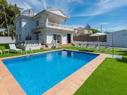 A solo 2 minutos a pie de la playa, esta encantadora...