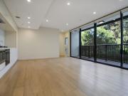 A Sophisticated 3 bed, 2 bath Apartment With Exceptional...