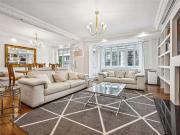 A spacious and modern three bedroom lateral apartment...