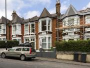 A Spacious property with 2 equally sized double bedrooms...