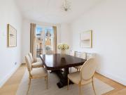 A Stunning Three Bedroom Apartment in Popular Portered...