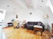 A stunning top floor one bedroom apartment in SW9