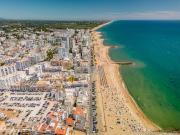 So 3 assoalhas com parqueamento a 142 metros da areia!