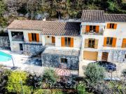 À Tourrettes sur Loup Maison composée de 3 appartements...