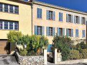 A Vendre au coeur du village de Châteauneuf au calme...