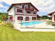 À vendre Larressore Propriété du 18ème avec piscine