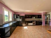 À vendre: Lot de deux maisons avec grand terrain à...