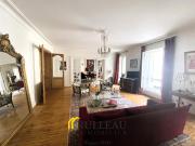 A vendre: Maison bourgeoise en plein coeur des Chartrons...