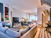 À vendre très belle maison aux prestations de standing...