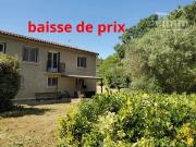 A vendre une villa avec garage, sur un terrain bordé par...
