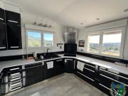 A VENDRE VILLA T 7 AVEC GARAGE PISCINE SUR GRAND TERRAIN A L