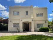 Acacias Blancas Venta Casa de 5 ambientes en uno de los...