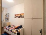 Accogliente camera in appartamento con 4 camere da letto...