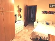 Accogliente camera in appartamento con 4 camere da letto...