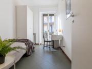 Accogliente stanza singola con balcone al centro di Milano