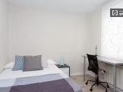 Barato Cómoda habitación en apartamento de 7 dormitorios...