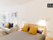 Acogedor estudio sobre jardín con baño en Gracia Co Living