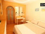 Encantador Habitación equipada en apartamento de 4...