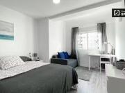 ¡Recién llegado! Se alquila habitación en piso de 4...