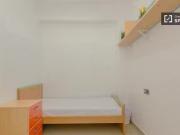 ¡Renta! Se alquila habitación en piso de 4 dormitorios...