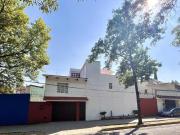 Amplia casa en venta a un minuto del Club de Golf...