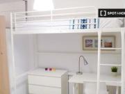 Acogedora habitación con armario independiente en el...