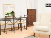 Acogedora habitación con cómoda en un apartamento de 5...