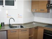 Acogedora habitación con escritorio en apartamento de 6...