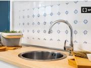 Acogedora habitación con escritorio en el apartamento... Acogedora habitación con escritorio en el apartamento...