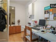 Acogedora habitación con escritorio en La Dreta de lEixample