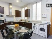 Acogedora habitación con televisión en el apartamento de...