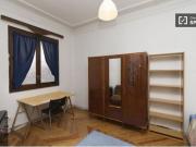 Acogedora habitación con ventana con patio interior en...