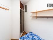 Acogedora habitación con ventana con patio interior en...
