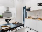 Acogedora habitación con ventana con patio interior en...