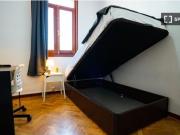 Acogedora habitación con ventana con patio interior en...