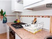 Acogedora habitación con ventana con patio interior en...