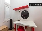 Acogedora habitación con ventana vista patio interior en...