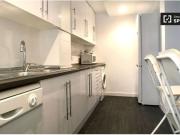 Acogedora habitación en apartamento de 6 dormitorios en...