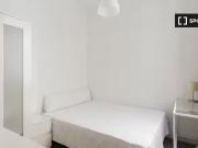 Acogedora habitación en piso de 14 habitaciones en Sant...