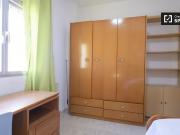 Acogedora habitación en un apartamento de 4 dormitorios...
