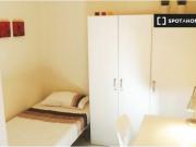Acogedora habitación en un apartamento de 4 dormitorios...