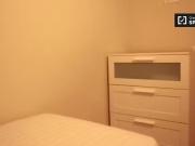 Acogedora habitación en un apartamento de 4 dormitorios...