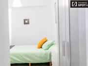 Acogedora habitación en un apartamento de 4 dormitorios...