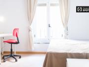 Acogedora habitación en un apartamento de 5 dormitorios...