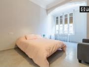 Acogedora habitación en un apartamento de 5 dormitorios...