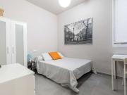 Acogedora habitación en un apartamento de 5 dormitorios...