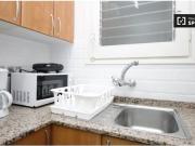 Acogedora habitación en un apartamento de 5 dormitorios...
