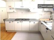 Acogedora habitación en un apartamento de 6 dormitorios...