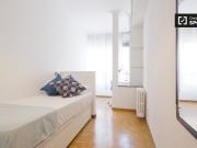 Acogedora habitación en un apartamento de 6 dormitorios... Acogedora habitación en un apartamento de 6 dormitorios...